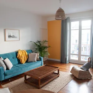 Spacieux Avec Balcon Et Parking Apartment